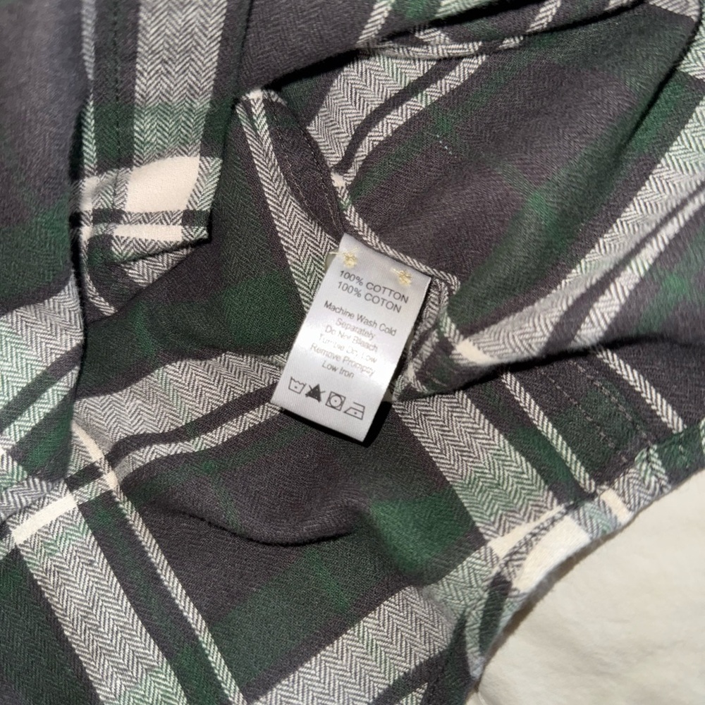 Men’s size large button front flannel shirt. Legendary white tails - Picture 8 of 8